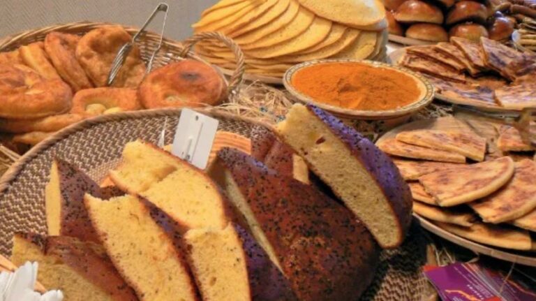 What are some traditional Algerian breakfast items?