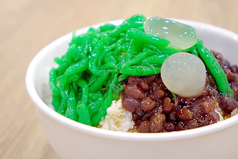 Are there any specific dishes associated with Singaporean festivals or celebrations?