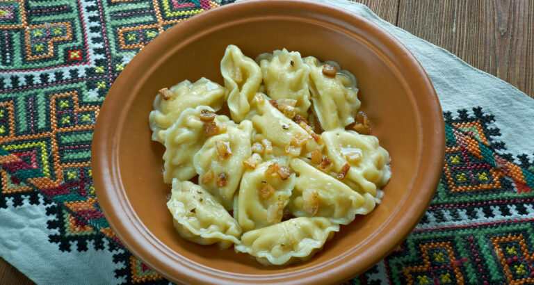 What are the common seasonings and spices used in Ukrainian cuisine?