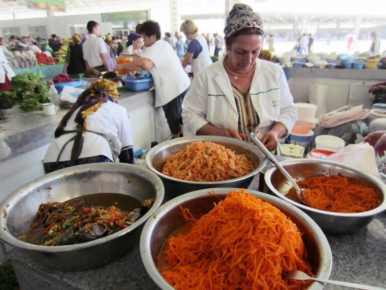 What are the common seasonings and spices used in Turkmen cuisine?