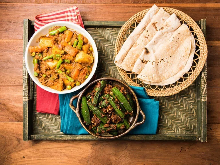 Can you tell me about the influence of Mughlai and Persian cuisines on Pakistani cuisine?