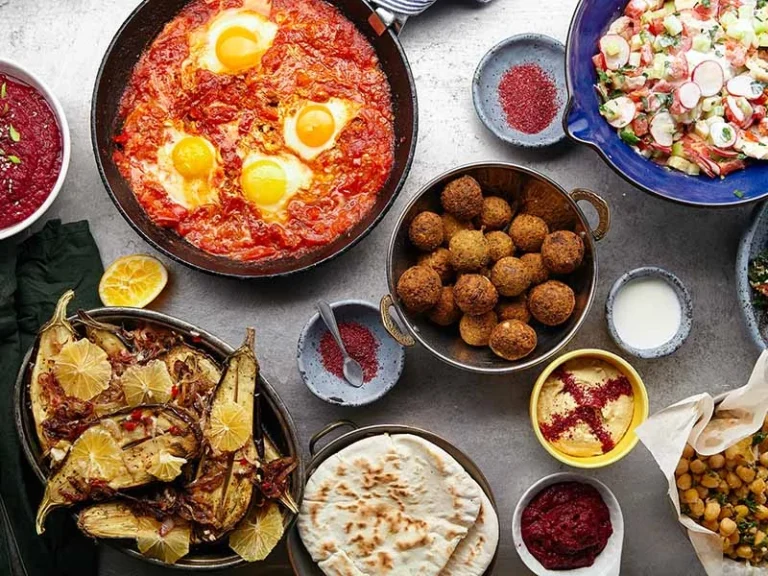 Is there a focus on fresh and locally sourced ingredients in Israeli cooking?