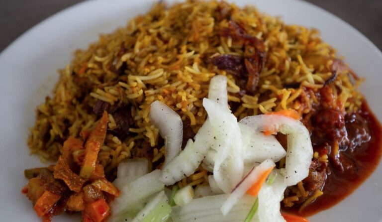 What are some popular street food options in Mauritius?