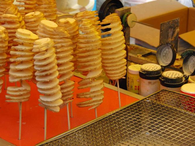 What are some popular street food options in Moldova?