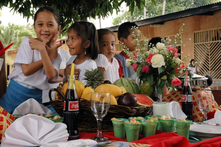 Are there any unique dining customs or etiquette in the Philippines?