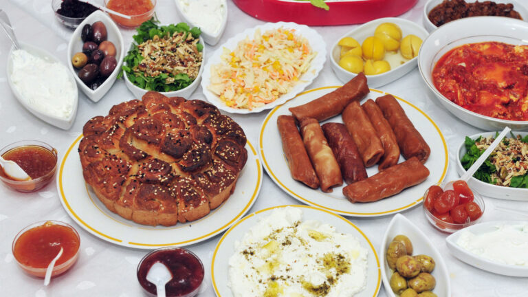 Are there any bustling food markets or stalls in Yemen?