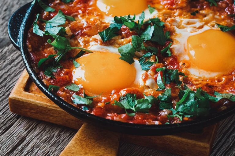 Are there any specific regional variations in Algerian cuisine?