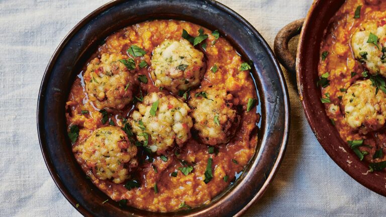 Can you recommend any famous food markets or food stalls in Spain?
