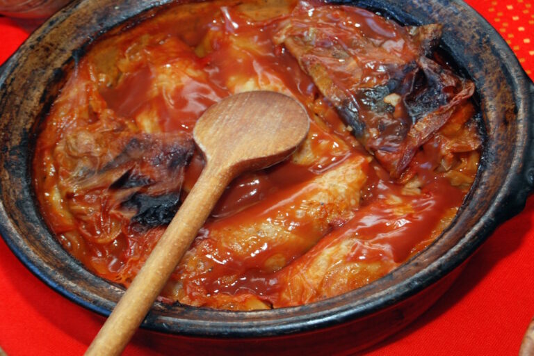 Are there any popular meat dishes in North Macedonian cuisine?