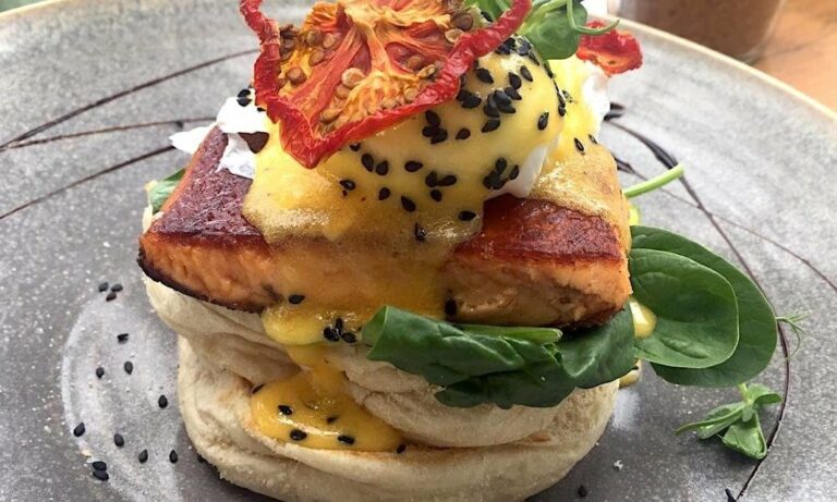 Are there any unique dining customs or etiquette in New Zealand?