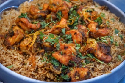 Is there a focus on hospitality and generous portions in Kuwaiti dining culture?