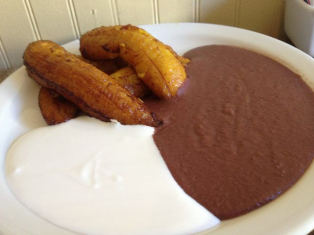 Can you recommend some must-try El Salvadoran street foods?
