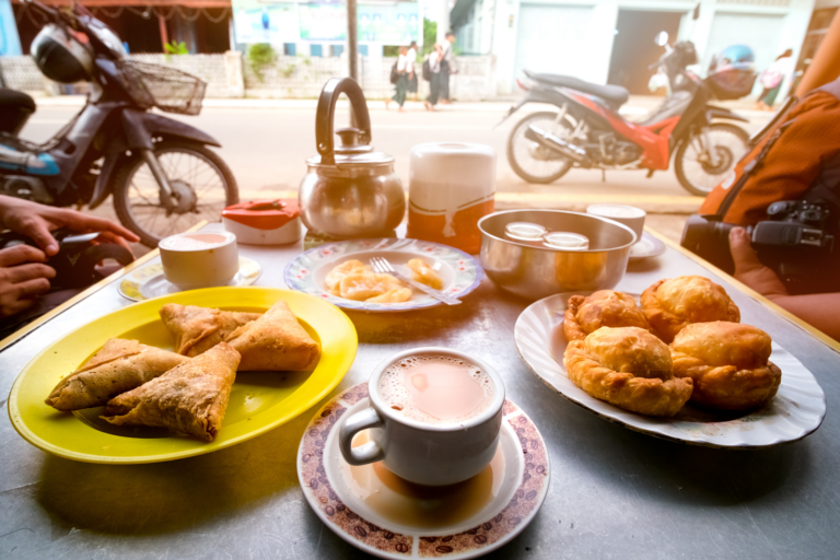 What are the typical breakfast options in Mozambique?
