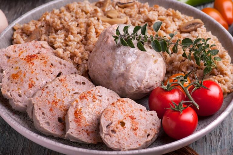 Are there any specific etiquette or customs associated with Armenian dining?