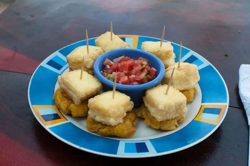 Are there any popular seafood dishes in Nicaraguan cuisine?