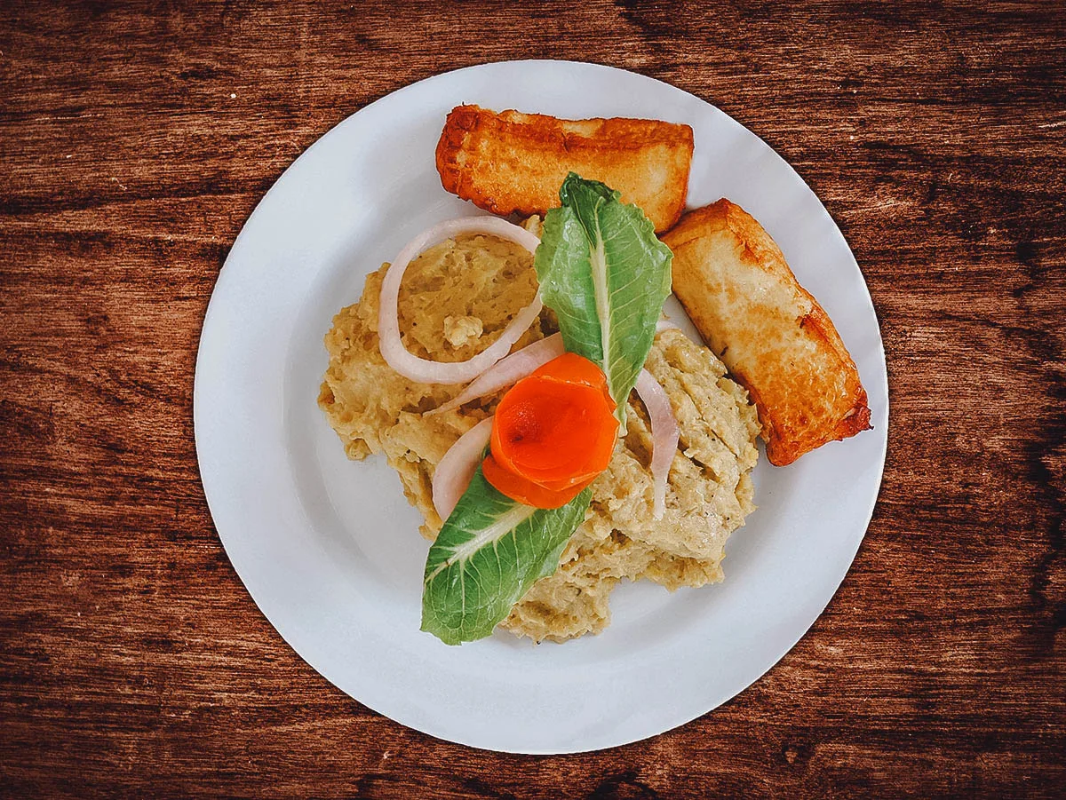 Are there any vegetarian or vegan options in Dominican cuisine?