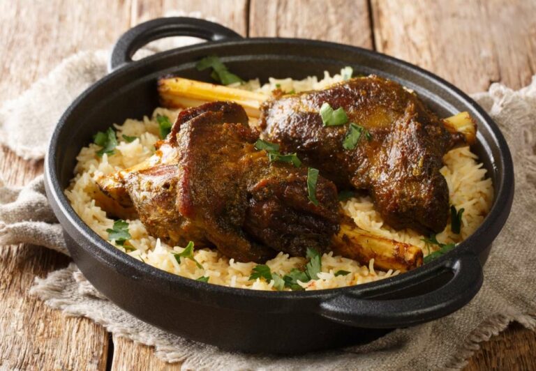 What are some popular fruits and vegetables used in Yemeni dishes?