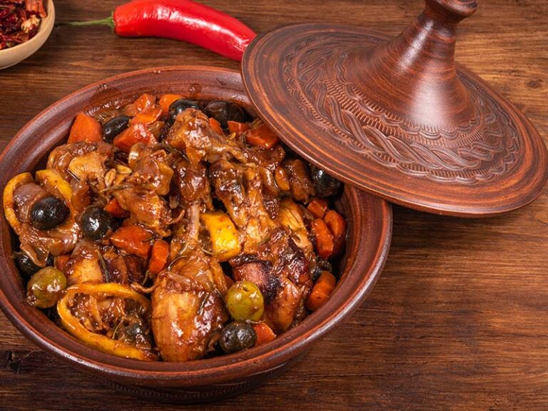 What are some traditional Algerian dishes?