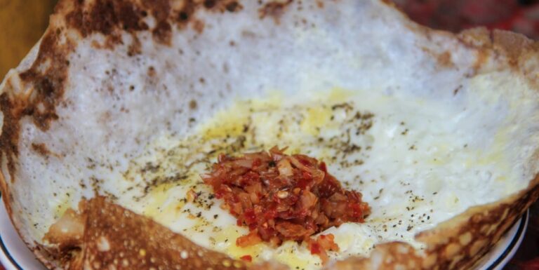 What are some popular Sri Lankan street food dishes?