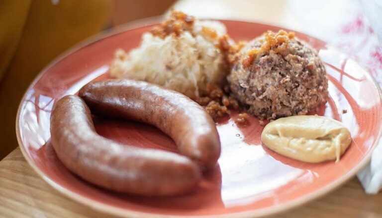 What are the key flavors and ingredients used in Slovenian cuisine?