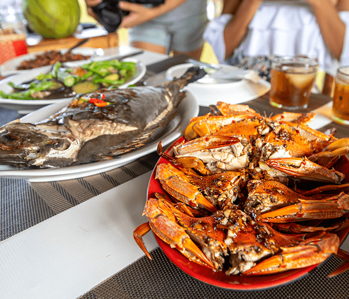 Are there any popular seafood dishes in Filipino cuisine?