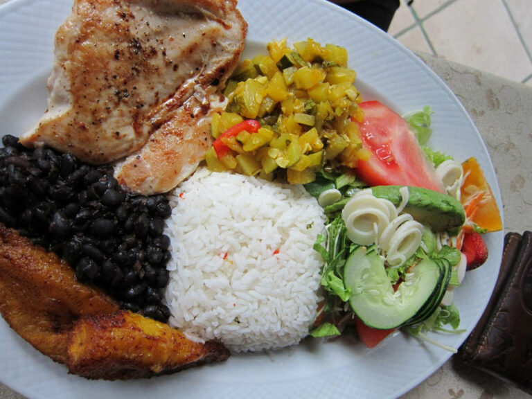Are there any street food markets or areas in Costa Rica that are worth visiting?