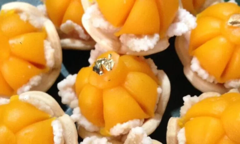 How do Thai desserts differ from other Southeast Asian desserts?