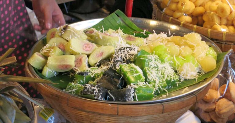 Are there any Thai desserts or sweet treats?