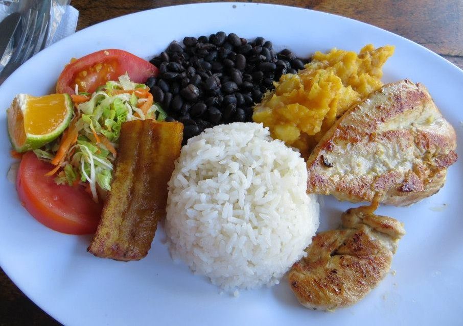 What are some popular seafood dishes in Costa Rica?