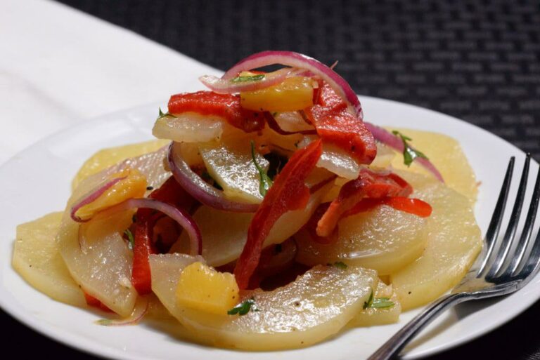 What are some common side dishes served with main courses in Dominican cuisine?