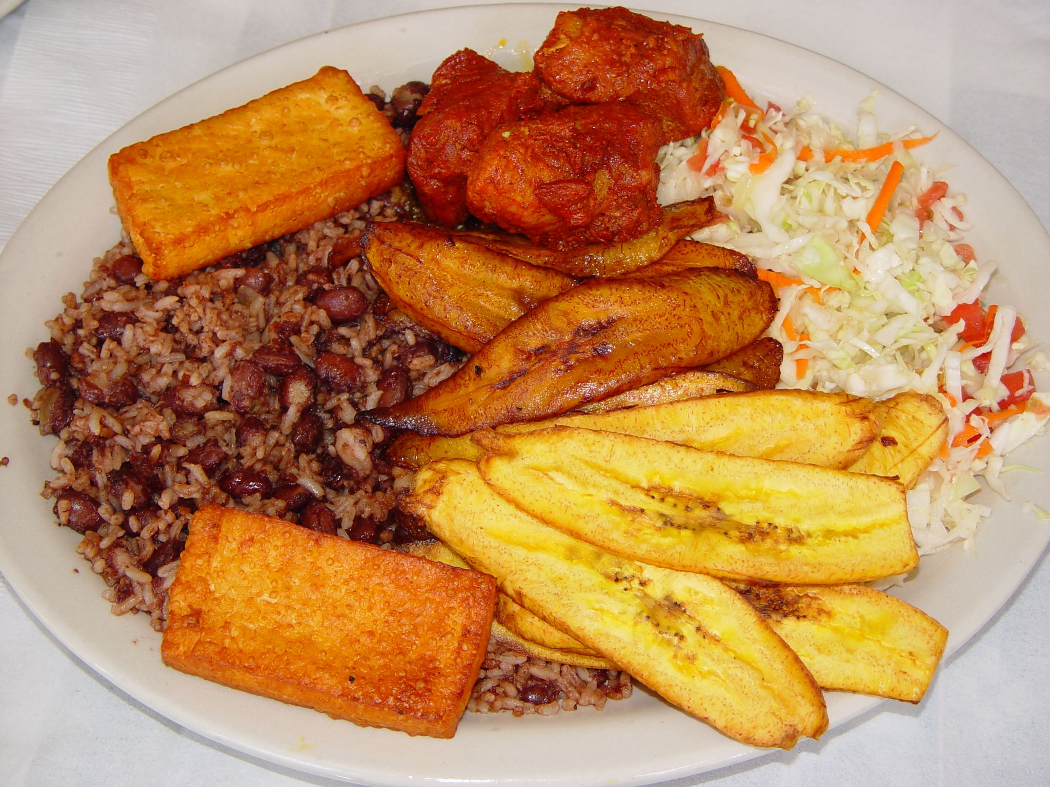 Can you suggest some Nicaraguan dishes that are suitable for those with dietary restrictions, such as gluten-free or dairy-free options?