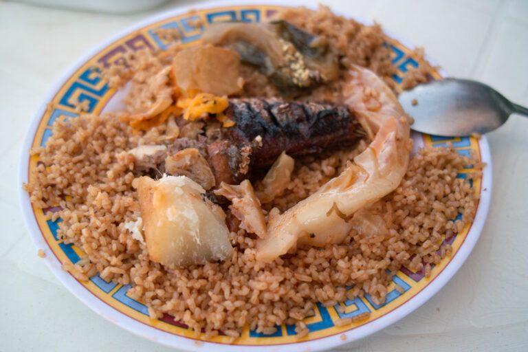 How is Mauritanian food influenced by its history and culture?