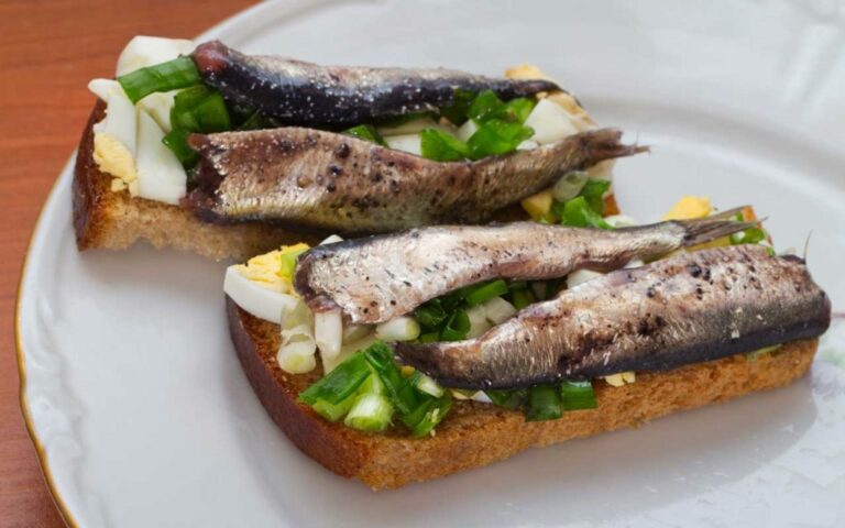 Can you recommend some local markets or food stalls to experience authentic Estonian flavors?