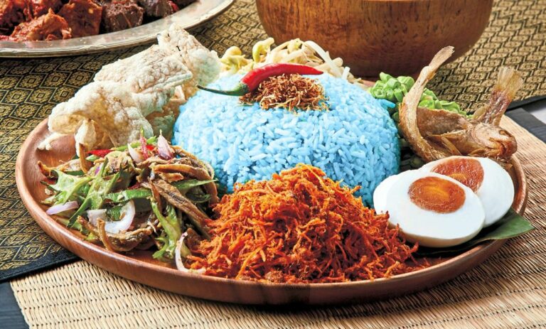 Can you find any influences from neighboring Southeast Asian cuisines in Malaysian dishes?