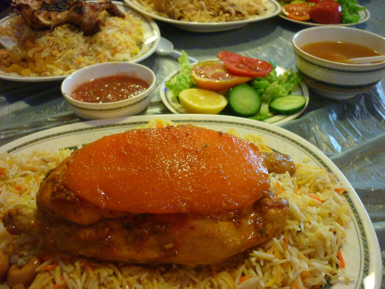 How are spices used in Yemeni dishes?