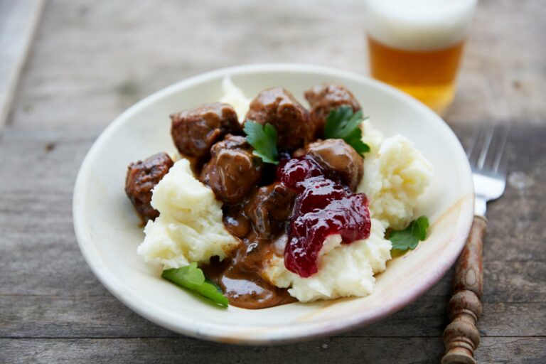 How is Swedish cuisine influenced by Nordic flavors?
