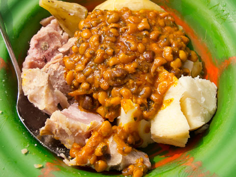 What are the key flavors and spices used in Sierra Leonean cuisine?