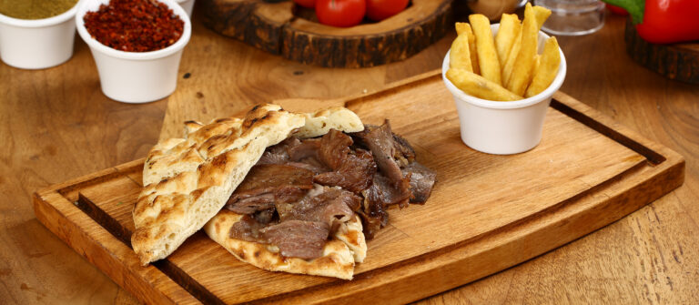 Are there any popular meat dishes in Saudi Arabian cuisine?