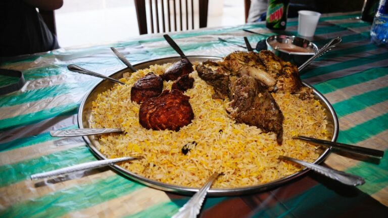 Are there any popular seafood dishes in Omani cuisine?