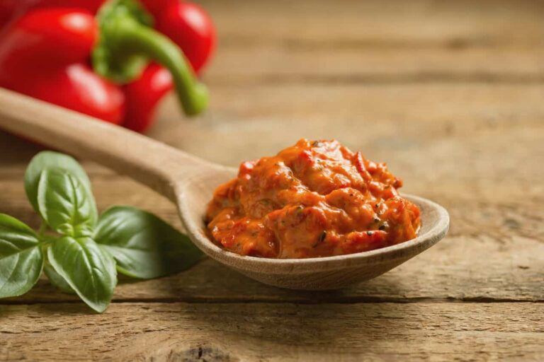 What are some popular Slovenian condiments or sauces used in dishes?