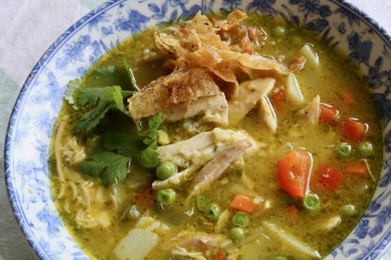 What are some common ingredients in Peruvian soups and stews?