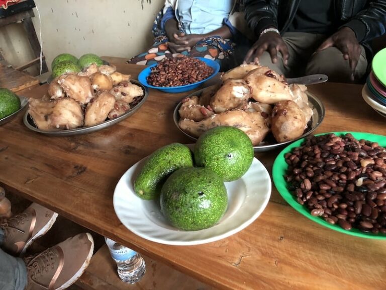 Can you suggest some Rwandan dishes that are suitable for those with dietary restrictions, such as gluten-free or vegetarian options?