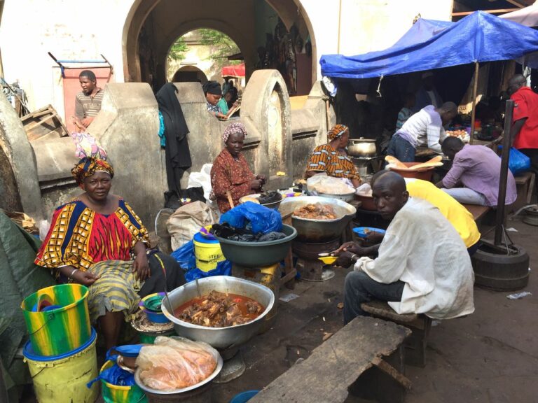 What are some popular street foods in Mali?
