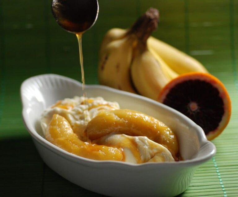 What are the typical ingredients in Beninese salads?