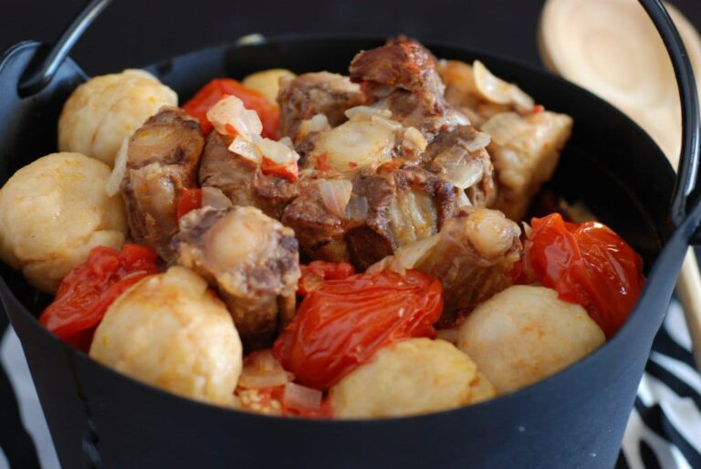 Are there any specific etiquette or customs associated with Botswana dining?