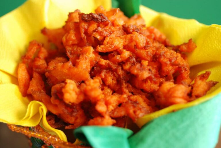 Are there any specific etiquette or customs associated with dining in Burkina Faso?