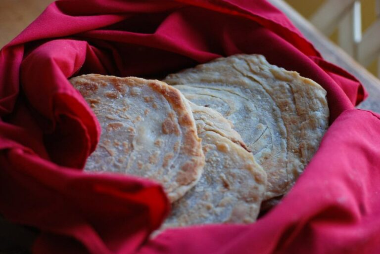 What are some popular Burundian dishes made with local ingredients?