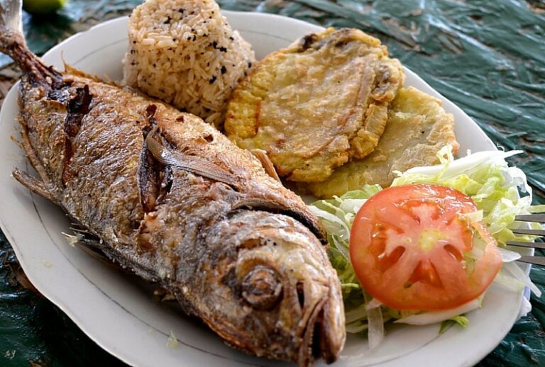 Can you recommend some must-try Colombian street foods?