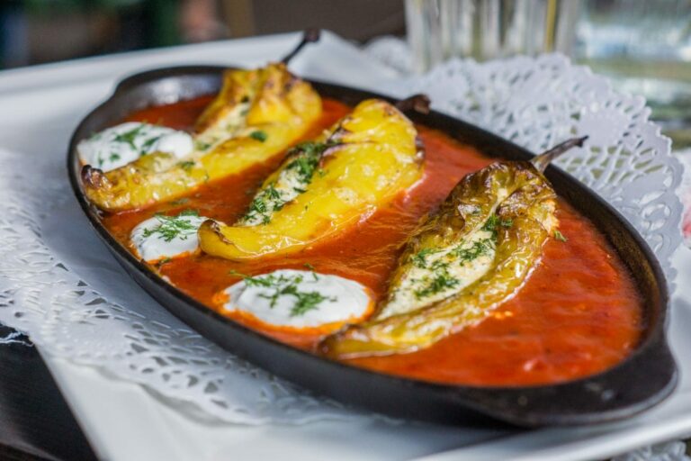 What are the main meat dishes in Bulgarian cuisine?