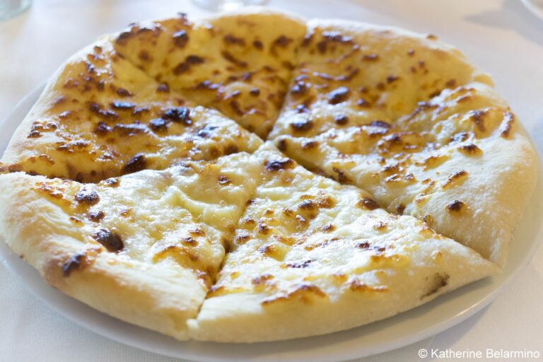 What is Georgian cuisine known for?